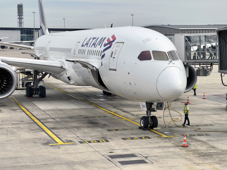 Hành khách xuống máy bay Boeing 787 Dreamliner của Latam Airlines (Chile) tại sân bay quốc tế Charles de Gaulle ở Paris, tháng 9-2023 - Ảnh: AFP