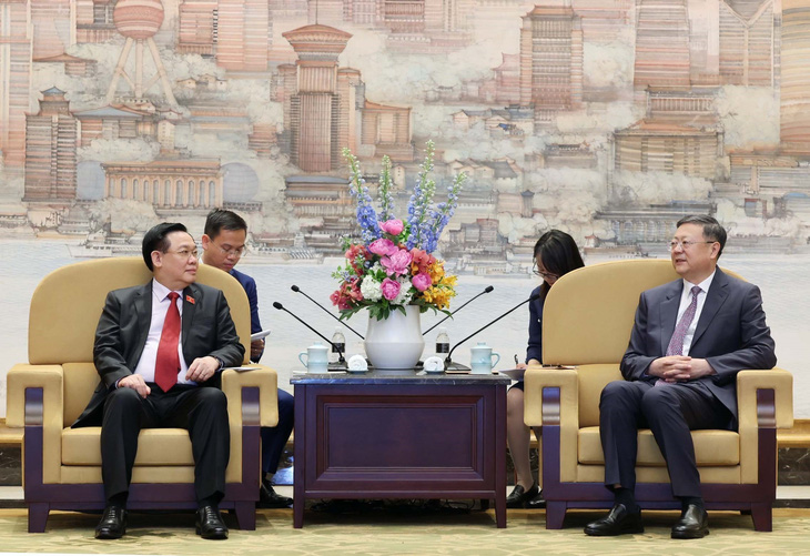 Chủ tịch Quốc hội Vương Đình Huệ tại buổi tiếp Bí thư Thành ủy TP Thượng Hải Trần Cát Ninh - Ảnh: TTXVN