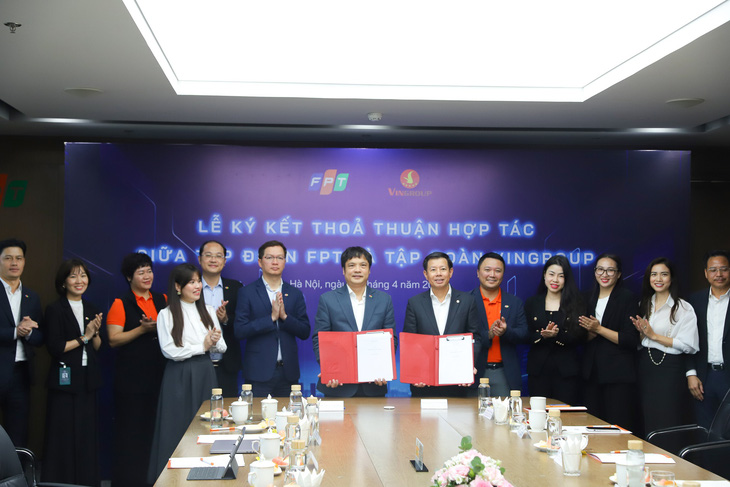 Tổng giám đốc Tập đoàn Vingroup và Tổng giám đốc Tập đoàn FPT ký kết thỏa thuận hợp tác toàn diện về thúc đẩy chuyển đổi xanh tại Việt Nam - Ảnh: Đ.H