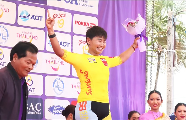 Jutatip Maneephan đoạt áo vàng Tour of Thailand từ tay Nguyễn Thị Thật - Ảnh: PBS