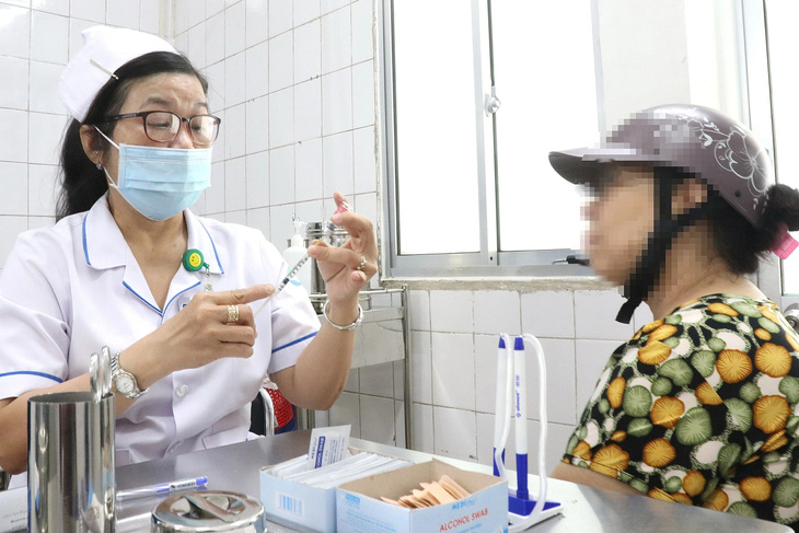 Người dân đến tiêm vắc xin phòng bệnh dại tại Bệnh viện Bệnh nhiệt đới (TP.HCM) - Ảnh: XUÂN MAI