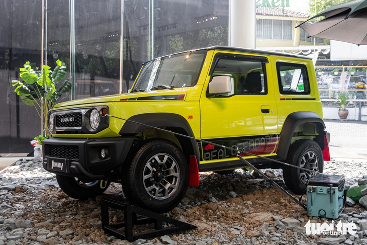 Suzuki Jimny có kích thước 3.625 x 1.645 x 1.720 (mm), trục cơ sở 2.250mm. Thông số này chỉ tương đương những mẫu SUV hạng A như Toyota Raize hay Kia Sonet. Song, mẫu xe này ghi điểm bởi thiết kế vuông vức hầm hố hơn.