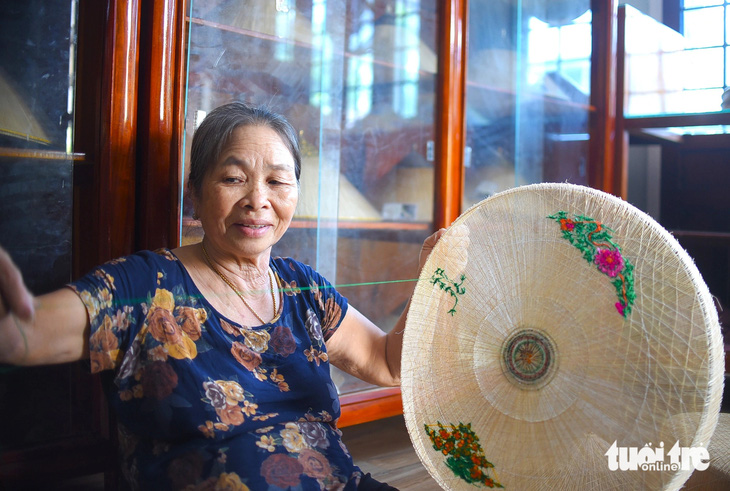 Bà Nguyễn Thị Tâm (73 tuổi, ở xã Cát Tường) đã có 60 năm gắn bó với nghề chằm nón ngựa Phú Gia - Ảnh: LÂM THIÊN
