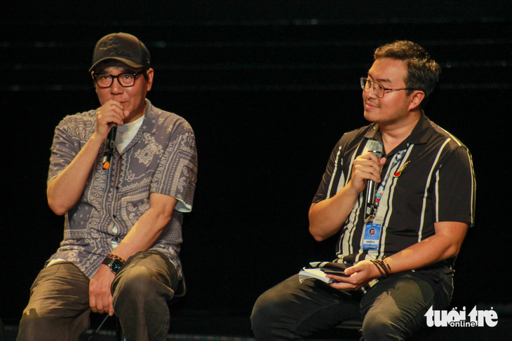 Đạo diễn Kim Jee Woon (trái) và diễn giả Nguyên Lê tại buổi giao lưu, diễn ra tại Nhà hát TP.HCM - Ảnh: Tô Cường