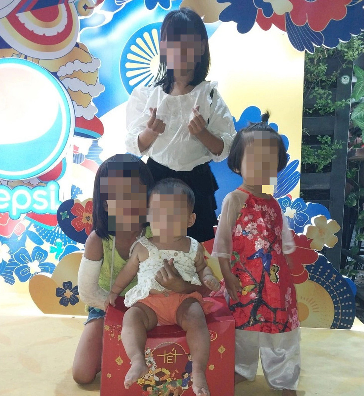 Cháu Nguyễn Kiều Thảo My (bìa trái) và cháu Lê Hoàng Thùy Linh (bìa phải) cùng chị em của mình - Ảnh do chị Nguyễn Thị Chi cung cấp