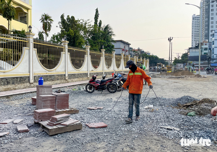 Phần gạch lót vỉa hè đường Tạ Quang Bửu (đoạn gần đường Phạm Hùng) gần hoàn thiện vào chiều 10-4 - Ảnh: CHÂU TUẤN