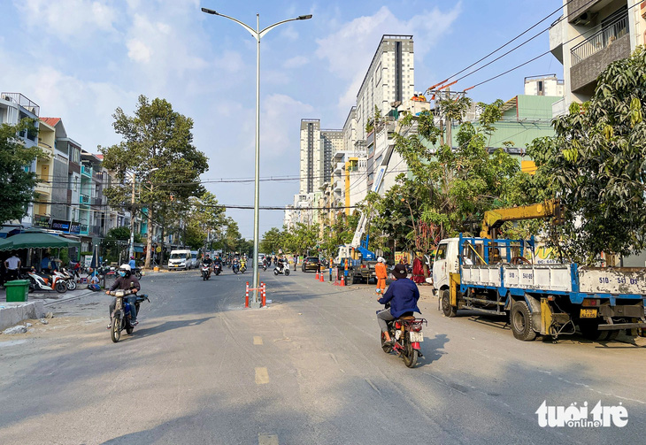 Cột đèn chiếu sáng mới được trồng giữa đường Tạ Quang Bửu (ghi nhận chiều 10-4)