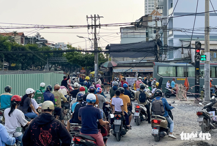 Chiều 10-4, một loạt cáp viễn thông ở giao lộ Tạ Quang Bửu - Phạm Hùng đang được di dời