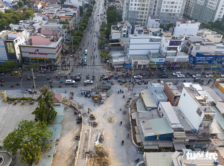 Giao lộ Tạ Quang Bửu - Phạm Hùng đang được mở rộng, xây dựng những hạng mục cuối