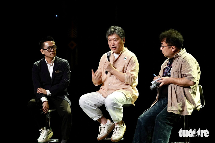 Nhà báo Lê Hồng Lâm (trái) dẫn dắt buổi trò chuyện với thần tượng Hirokazu Kore-eda của anh - Ảnh: T.T.D.