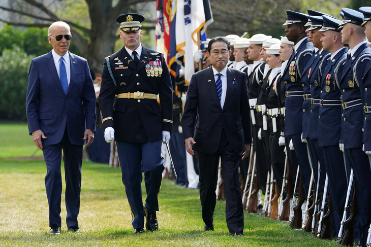 Hai nhà lãnh đạo Mỹ và Nhật Bản cùng duyệt đội danh dự trong lễ đón - Ảnh: REUTERS