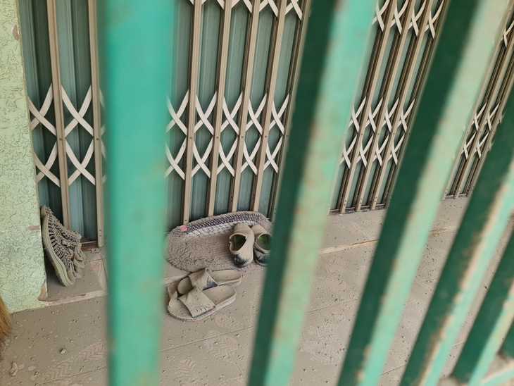 Bụi bám dày đặc ở một nhà dân trên đường Nguyễn Trãi, TP Quảng Ngãi, sau khi đơn vị thi công dùng máy nén khí thổi bụi - Ảnh: TRẦN MAI