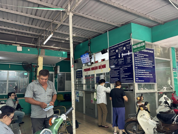 Người bệnh đăng ký khám bệnh tại Bệnh viện quận Phú Nhuận - Ảnh: NGÂN HÀ