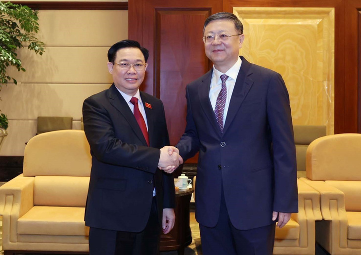 Chủ tịch Quốc hội Vương Đình Huệ và Bí thư Thành ủy TP Thượng Hải Trần Cát Ninh - Ảnh: TTXVN