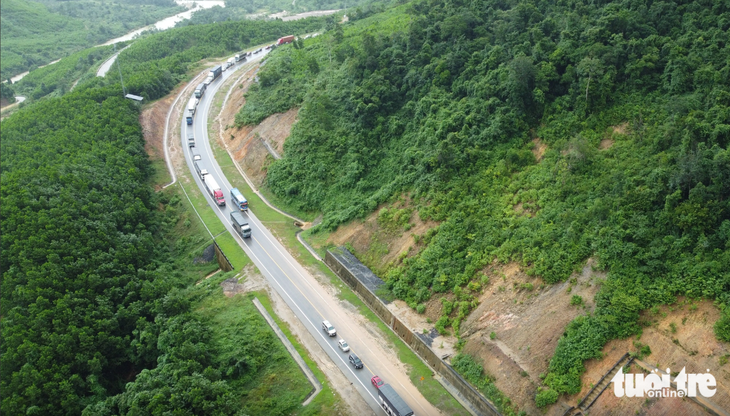 Đường cao tốc La Sơn - Hòa Liên hiện có 2 làn, nhưng đã làm nền đường theo quy mô 4 làn xe - Ảnh: ĐOÀN CƯỜNG