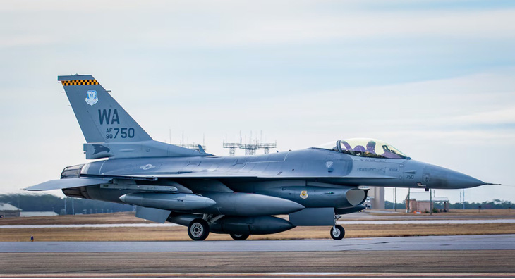 Máy bay F-16 đầu tiên hạ cánh xuống căn cứ không quân Eglin để chuyển đổi thành UAV ngày 1-4 - Ảnh: KHÔNG QUÂN MỸ