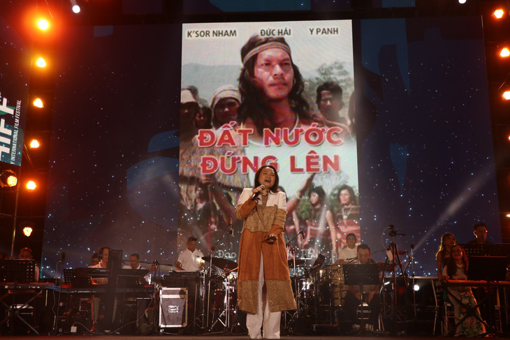 Ca sĩ Mai Trang trình diễn 'Ngày mai anh đi' - nhạc phim Đất nước đứng lên. Bộ phim về đề tài chiến tranh nổi tiếng, được dựng từ tiểu thuyết cùng tên của nhà văn Nguyên Ngọc.
