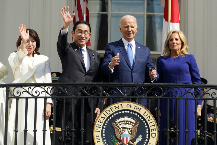 Thủ tướng Kishida và phu nhân, Tổng thống Biden và phu nhân vẫy tay chào từ ban công Nhà Trắng sau lễ đón - Ảnh: REUTERS