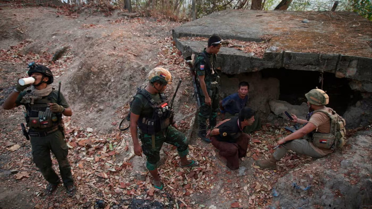 Các tay súng của lực lượng nổi dậy bắt giữ một binh sĩ của chính quyền quân đội Myanmar tại một tiền đồn quân sự hồi tháng 3 vừa qua - Ảnh: FINANCIAL TIMES