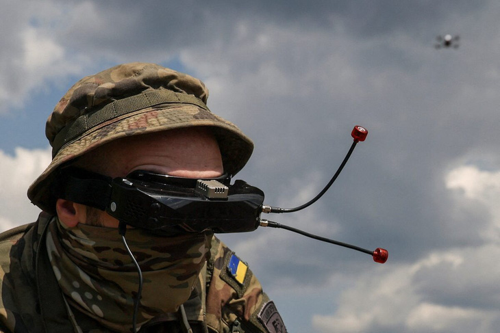 Một binh sĩ Ukraine đang tập sử dụng drone - Ảnh: REUTERS