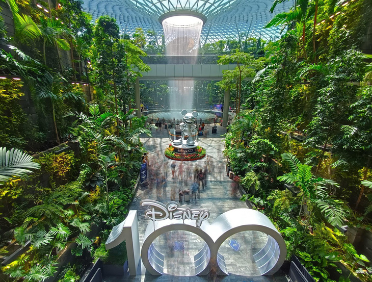 Công trình Jewel Changi được xây dựng với các vật liệu bền vững cùng hạ tầng tiết kiệm năng lượng, được đánh giá là công trình xanh tiêu biểu của Singapore - Ảnh từ fanpage Jewel Changi Airport
