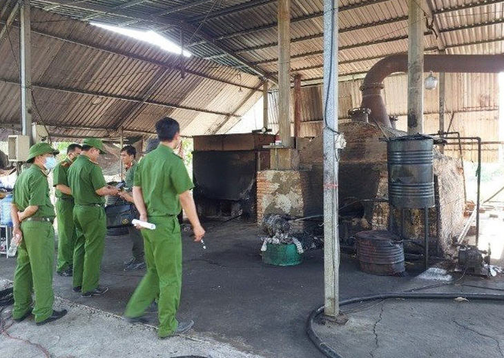 Công an tỉnh Bình Thuận kiểm tra xưởng tái chế dầu nhớt lậu - Ảnh: CTV