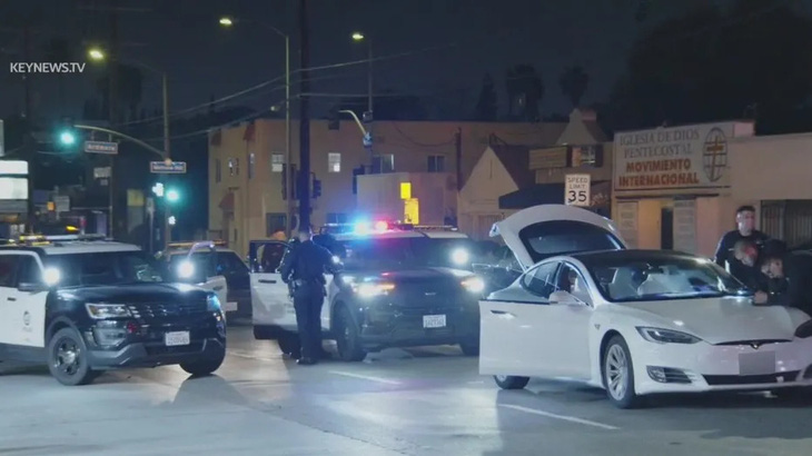 Hình ảnh chiếc xe và những tay trộm bị bắt giữ sau khi xe hết pin - Ảnh: Fox 11