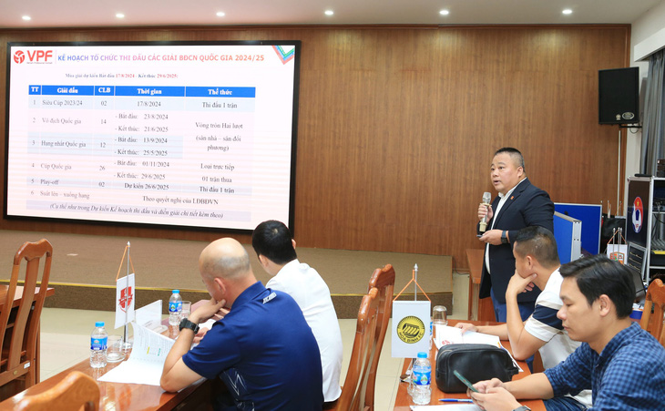 Tổng giám đốc VPF Nguyễn Minh Ngọc trình bày lịch thi đấu dự kiến tại hội nghị - Ảnh: VPF