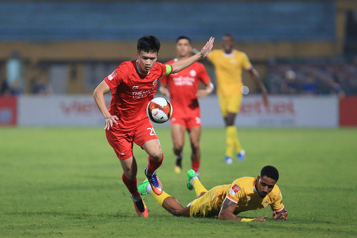 Hoàng Đức (Thể Công Viettel, trái) trong trận gặp Quảng Nam ở vòng 14 V-League 2023-2024 - Ảnh: VPF