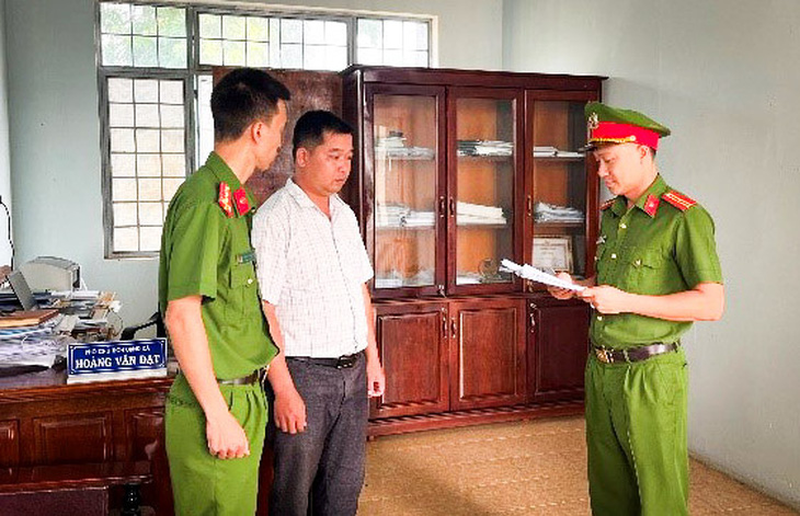 Công an thi hành quyết định khởi tố ông Hoàng Văn Đạt (36 tuổi) - phó chủ tịch UBND xã Ngọk Wang (huyện Đăk Hà) - Ảnh: NGỌC NAM 