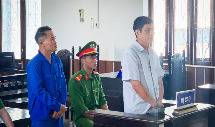 Hai bị cáo trốn trại giam Công an tỉnh Kon Tum khi xưa trên phiên tòa hôm nay - Ảnh: NGỌC LÂM 