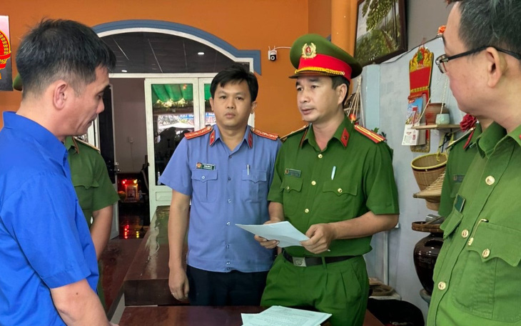 Bắt phó giám đốc một trung tâm đăng kiểm ở Bình Thuận
