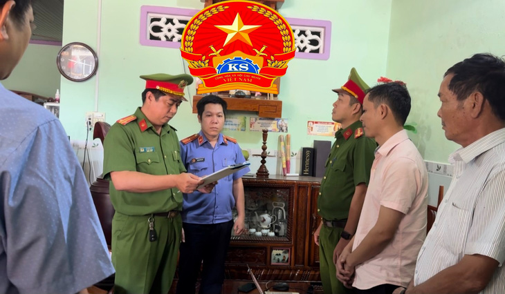Cơ quan cảnh sát điều tra công bố lệnh bắt bị can Huỳnh Tấn Tài - Ảnh: Viện kiểm sát nhân dân tỉnh Bình Thuận