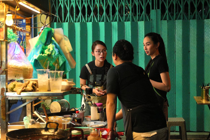 Thùy Tiên, Khánh Vy lần đầu trải nghiệm bán hàng tại chợ đêm - Ảnh: NVCC