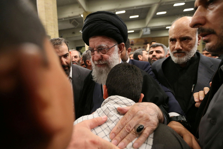Lãnh tụ tối cao Iran Ayatollah Ali Khamenei hôm 4-4 gặp gia đình của một trong những thành viên Lực lượng Vệ binh cách mạng Hồi giáo Iran thiệt mạng trong vụ tấn công vào tòa lãnh sự ở Damascus, Syria - Ảnh: REUTERS