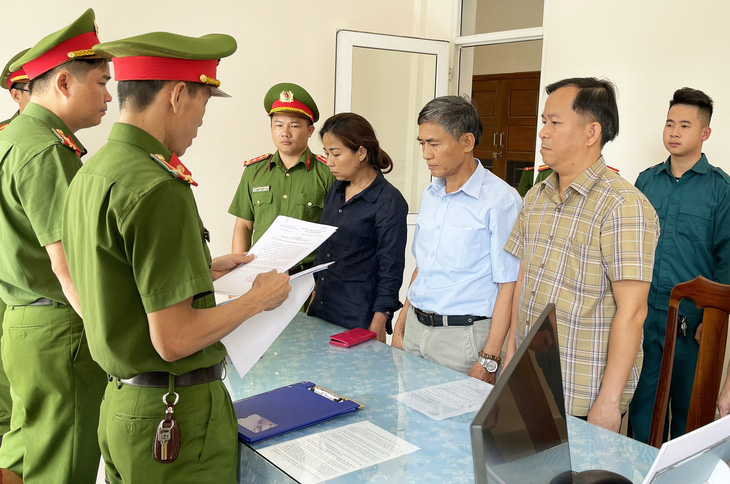 Cơ quan điều tra đọc quyết định khởi tố, lệnh bắt tạm giam đối với 3 cựu trưởng phòng giáo dục và đào tạo ở Quảng Nam - Ảnh: TRƯƠNG PHAN