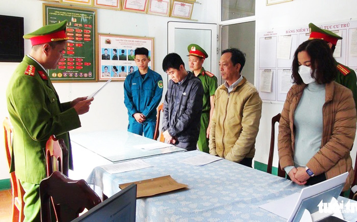 Cơ quan điều tra đọc quyết định khởi tố và lệnh bắt tạm giam Quốc, Thuận và Thủy - Ảnh: QUỐC HUY