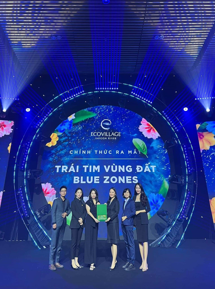 Bà Nguyễn Thị Liên Dung, Giám đốc Công ty TNHH dịch vụ bất động sản TiTan Luxury, nhận chứng nhận đại lý phân phối chính thức dự án Ecovillage Saigon River - Ảnh: E.C.P.