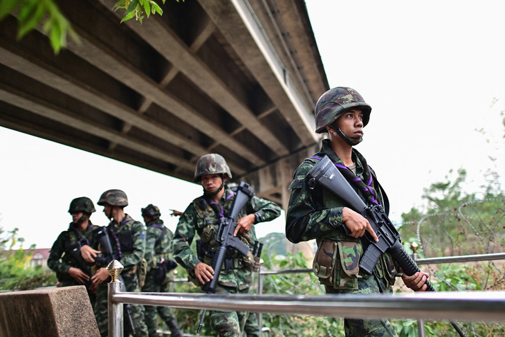 Các binh sĩ Thái Lan gần điểm kiểm soát biên giới giữa tỉnh Tak của nước này với Myanmar, ngày 10-4 - Ảnh: AFP
