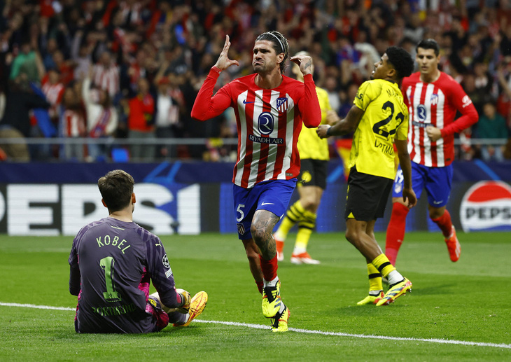 De Paul ăn mừng bàn mở tỉ số sớm cho Atletico Madrid - Ảnh: REUTERS