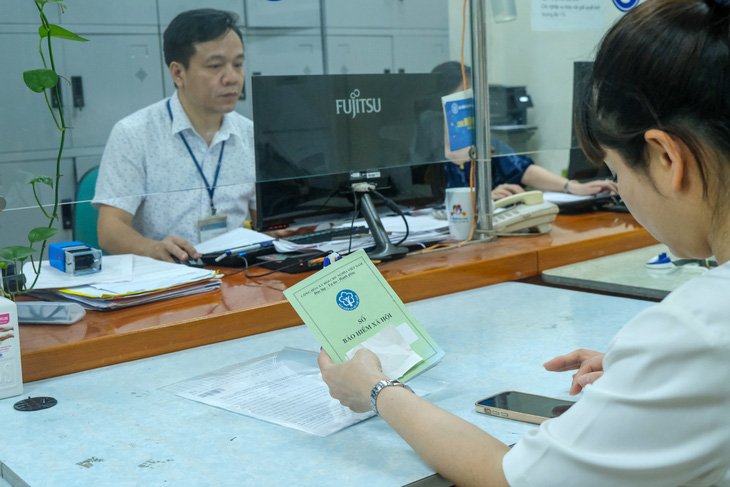 Người lao động làm thủ tục tại Bảo hiểm xã hội quận Hai Bà Trưng, Hà Nội - Ảnh: HÀ QUÂN