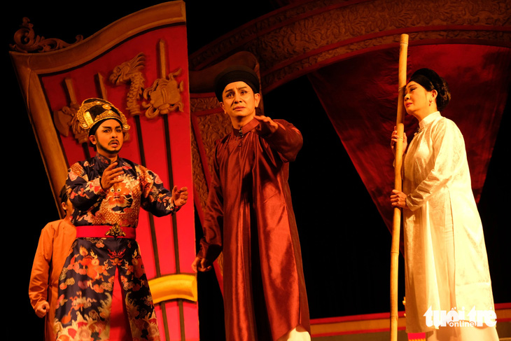 Từ trái qua: nghệ sĩ Hòa Hiệp (vai Lê Văn Khôi), Đình Toàn (vai Tả quân Lê Văn Duyệt) và Hoàng Trinh (vai bà Đỗ Thị Phận) - Ảnh: LINH ĐOAN
