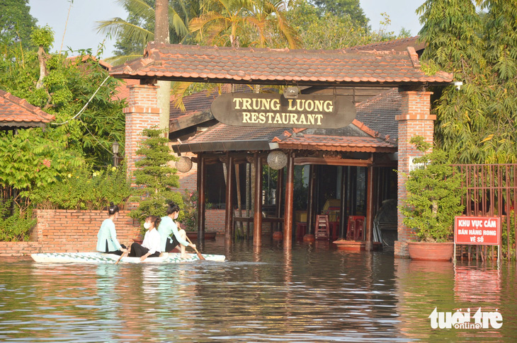 Nhà hàng Trung Lương bị ngập lênh láng, nhân viên nhà hàng phải bơi xuồng đi lại - Ảnh: HOÀI THƯƠNG