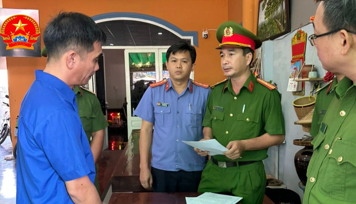 Cơ quan cảnh sát điều tra Công an tỉnh Bình Thuận công bố lệnh bắt bị can Nguyễn Đình Nhựt - Ảnh: Viện kiểm sát nhân dân tỉnh Bình Thuận