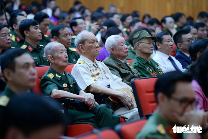 Các nhân chứng lịch sử - chiến sĩ Điện Biên năm xưa có mặt tại hội thảo - Ảnh: NAM TRẦN