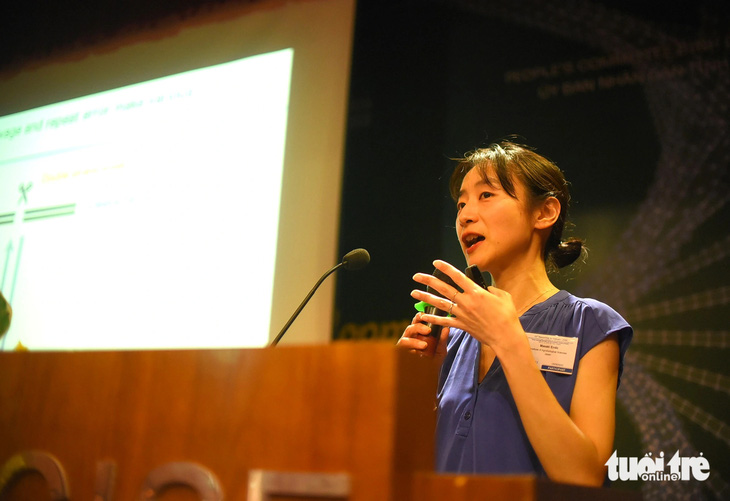 Một diễn giả người Nhật Bản đang trình bày cơ chế chỉnh sửa gene trên thực vật cùng những nghiên cứu mới nhất - Ảnh: LÂM THIÊN