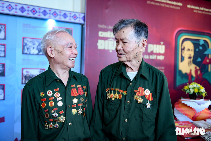 Ông Hoàng Văn Bảy (trái) vui mừng trò chuyện cùng đồng đội là ông Nguyễn Hồng Thái cùng nhau tham gia chiến dịch Điện Biên Phủ lịch sử - Ảnh: NAM TRẦN