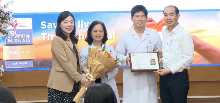 Ông Nguyễn Sinh Hiền (thứ 2 từ phải) nhận chứng nhận vàng về quản lý và điều trị suy tim ngày 11-4 - Ảnh: Bệnh viện cung cấp