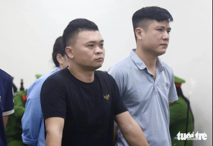 Bị cáo Nguyễn Sơn Thành (trái) và Đỗ Mạnh Dương nghe tòa tuyên án - Ảnh: DANH TRỌNG