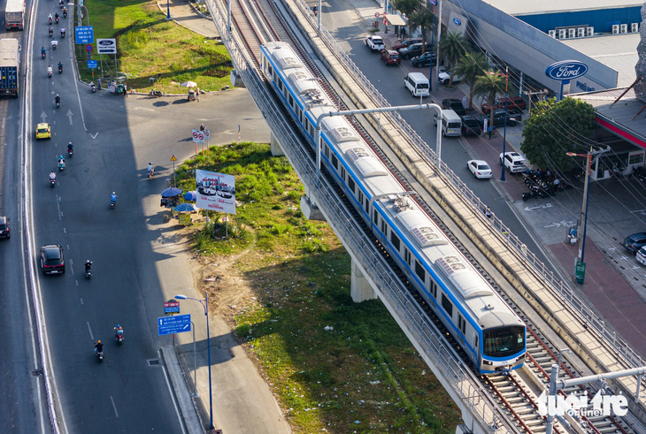 Tàu metro số 1 chạy ở đường ray trên cao đoạn qua cầu Rạch Chiếc (TP Thủ Đức) - Ảnh: CHÂU TUẤN